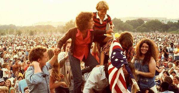 Preparing to Fly the Flag (July 4, 1976) [source: DC Public Library]